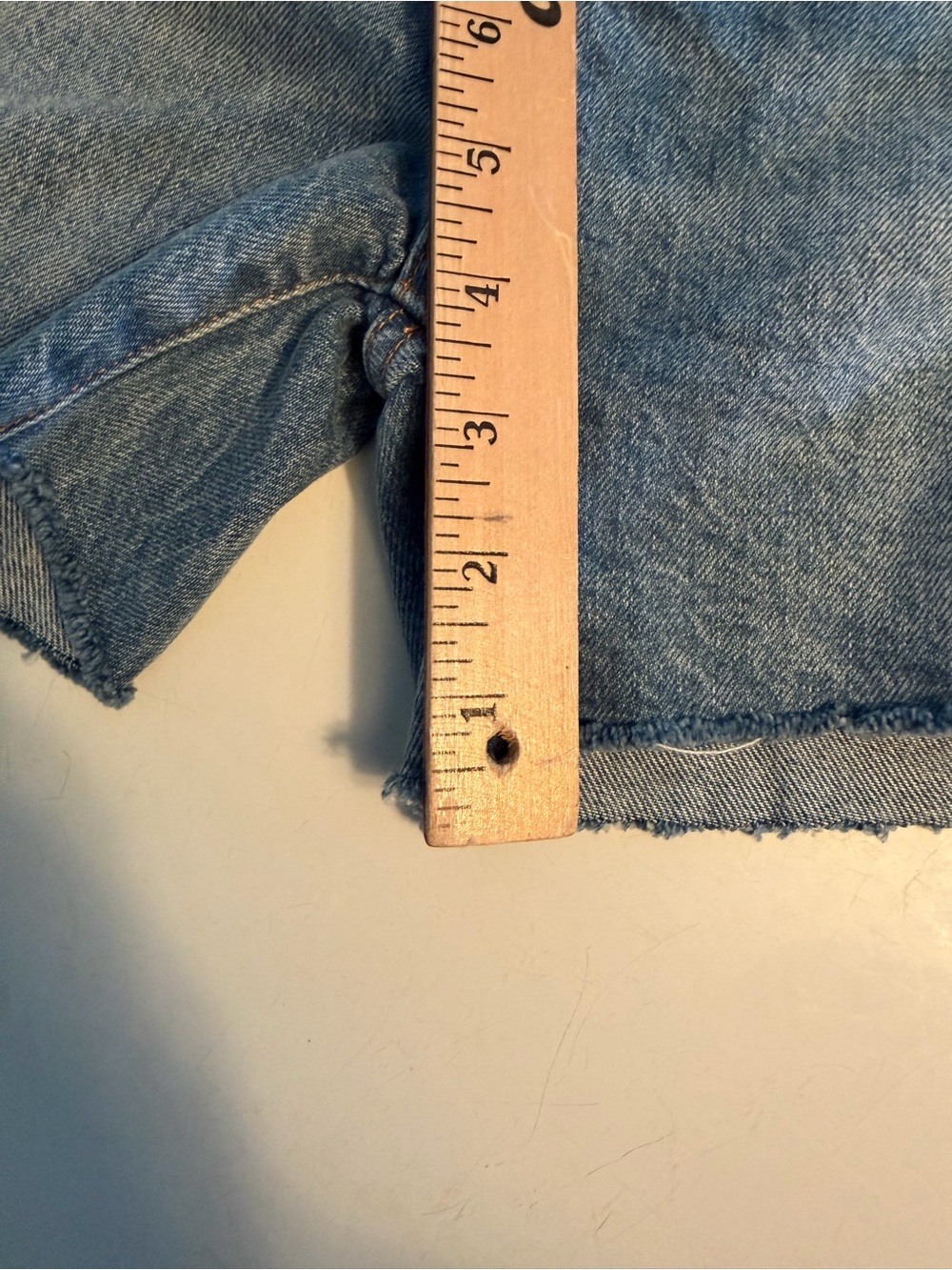 Aritzia Denim Forum The Yoko Mid Thigh Denim Shorts Jorts Raw Hem Size 32 Light - Picture 10 of 12